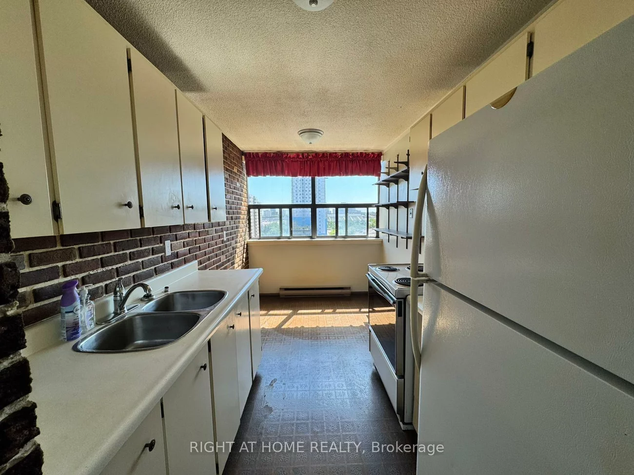 18, Knightsbridge, Queen Street Corridor, Brampton