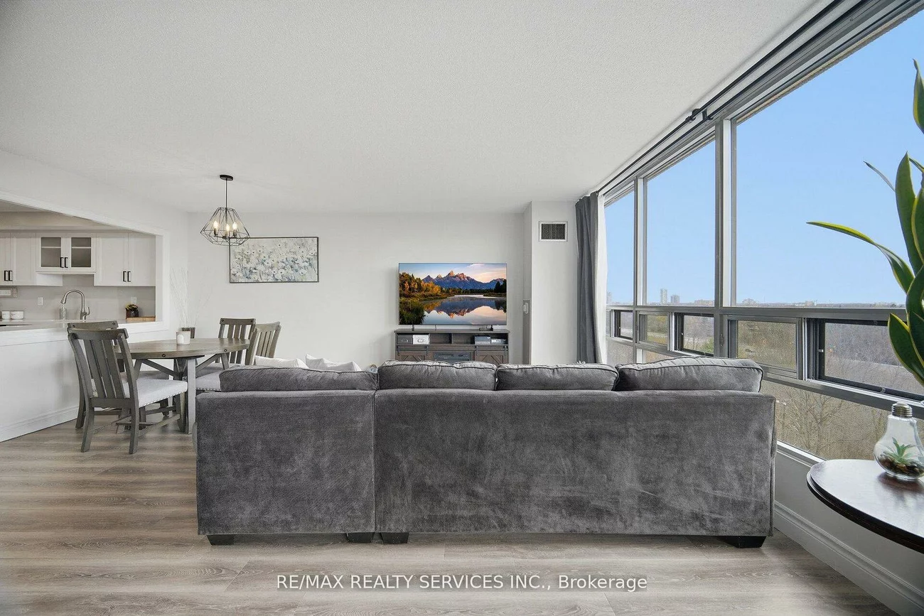 330, Mill, Brampton South, Brampton