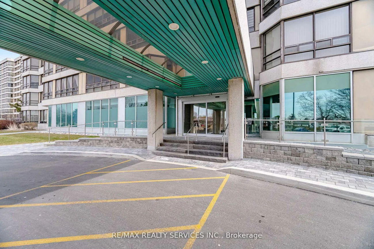 330, Mill, Brampton South, Brampton