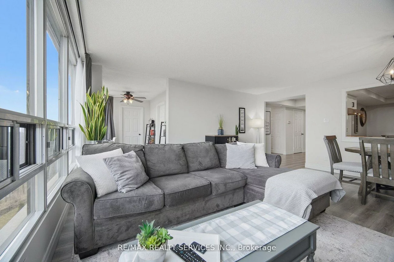 330, Mill, Brampton South, Brampton
