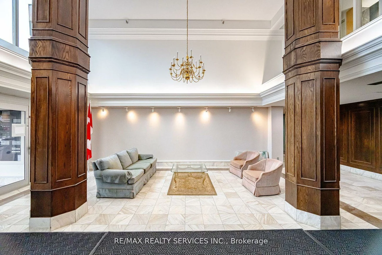 330, Mill, Brampton South, Brampton