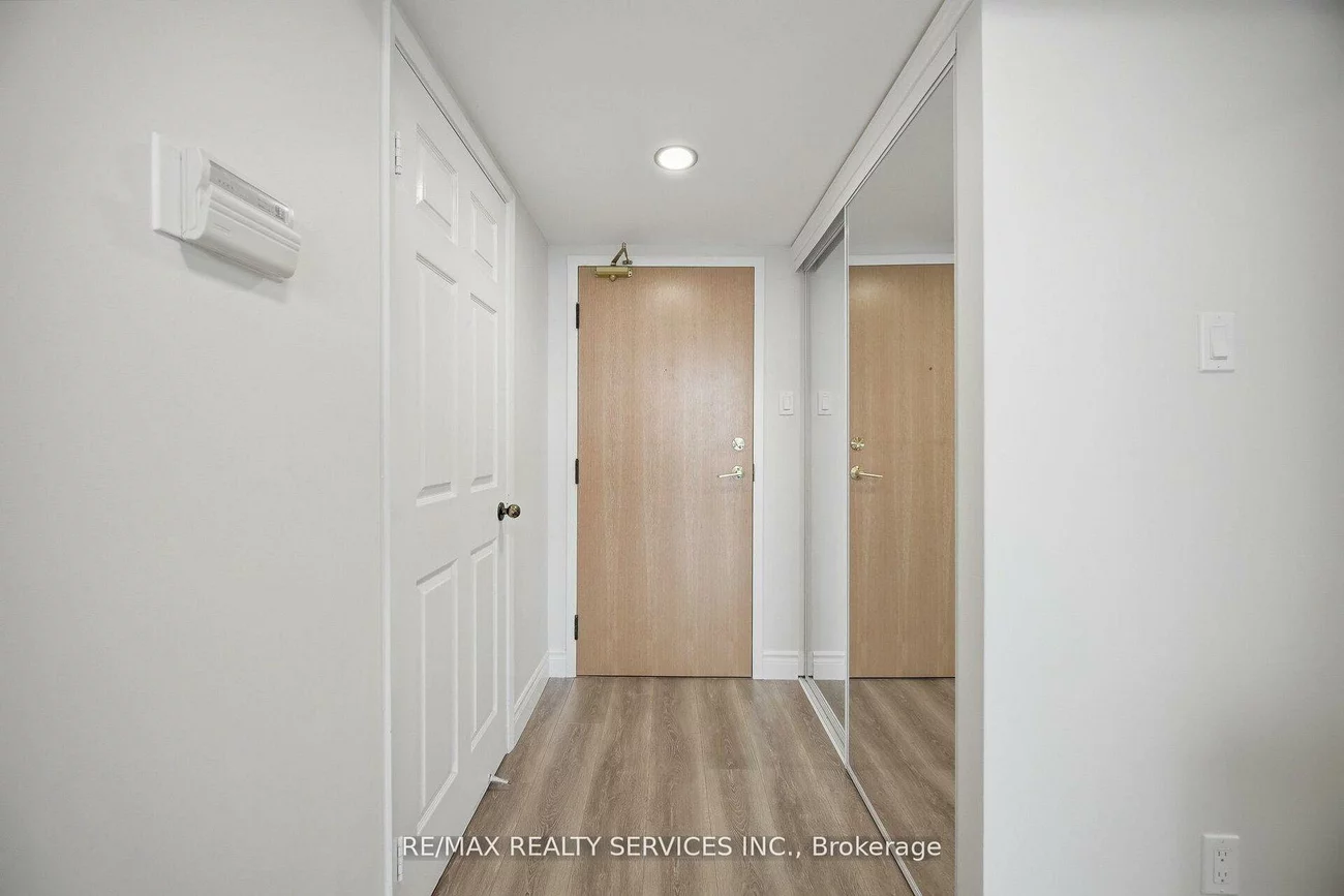 330, Mill, Brampton South, Brampton