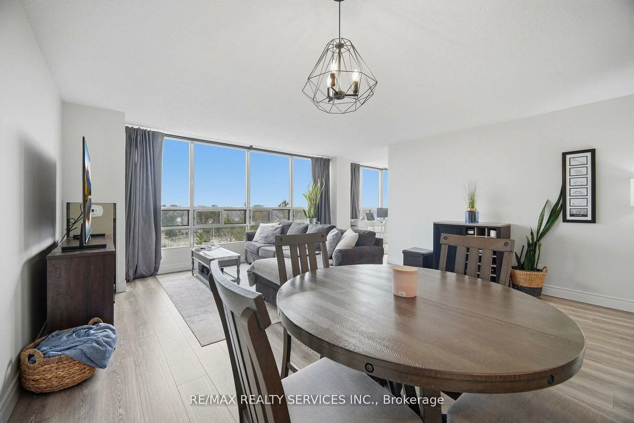 330, Mill, Brampton South, Brampton