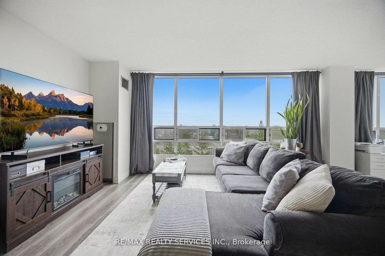 330, Mill, Brampton South, Brampton