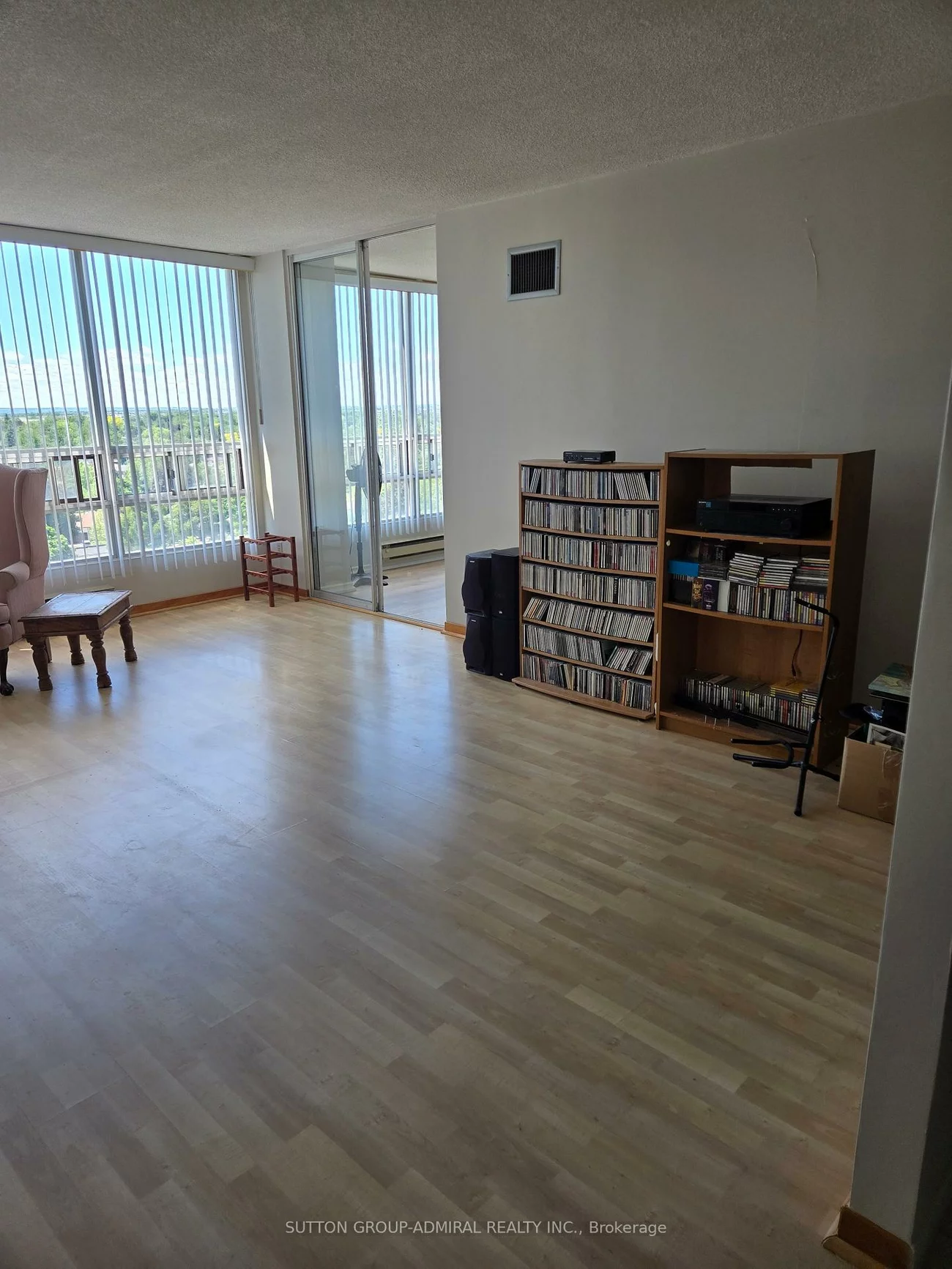 330, Mill, Brampton South, Brampton