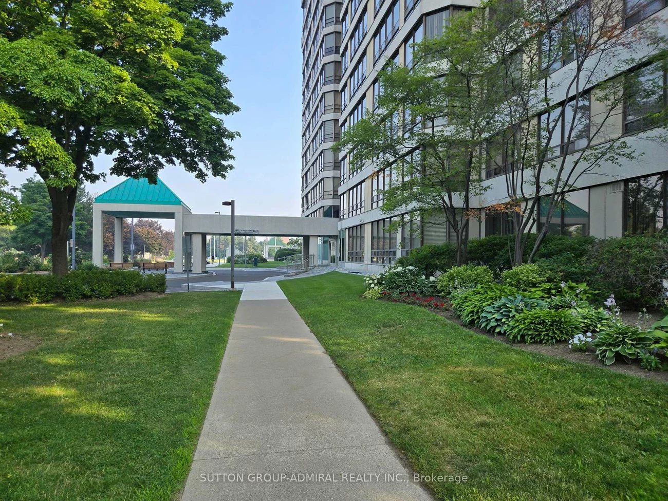 330, Mill, Brampton South, Brampton