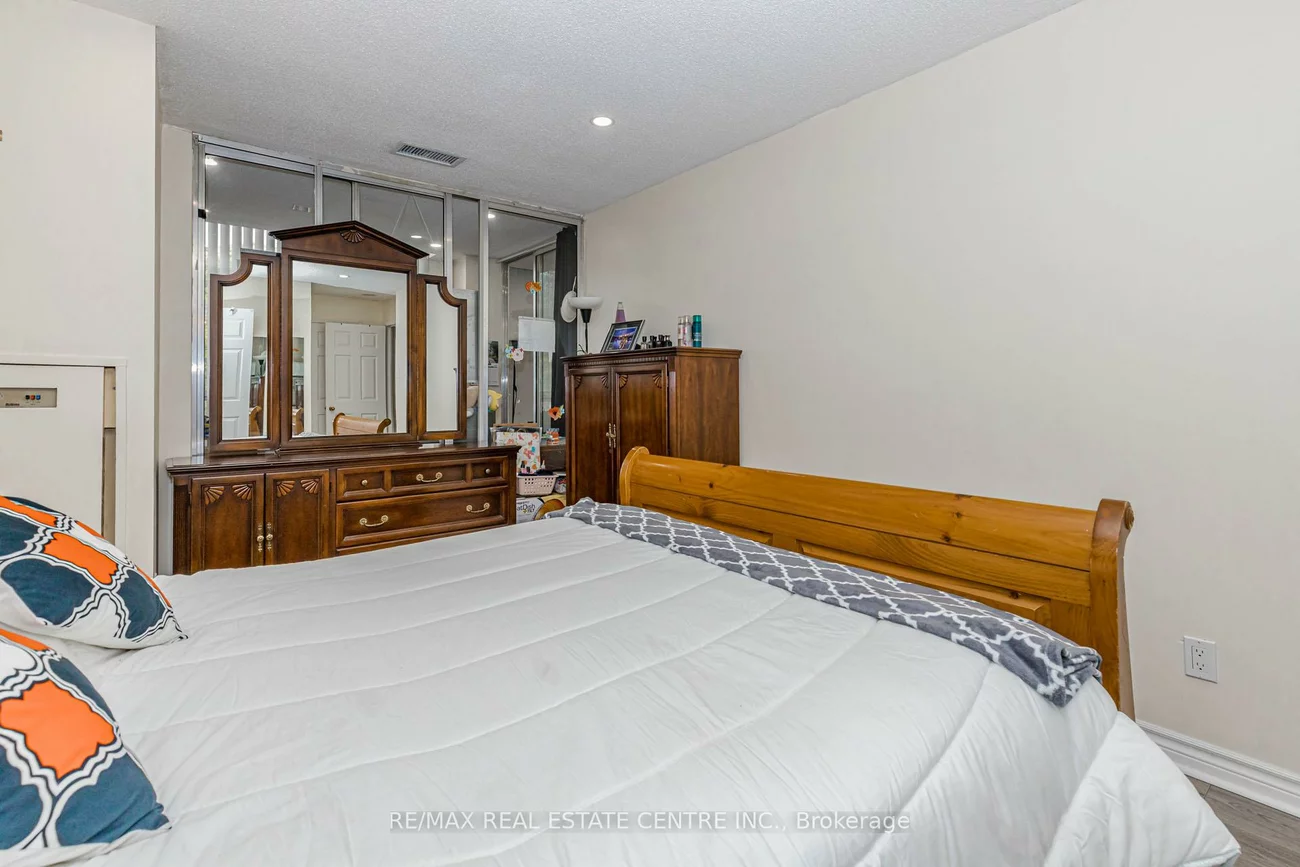 310, Mill, Brampton South, Brampton
