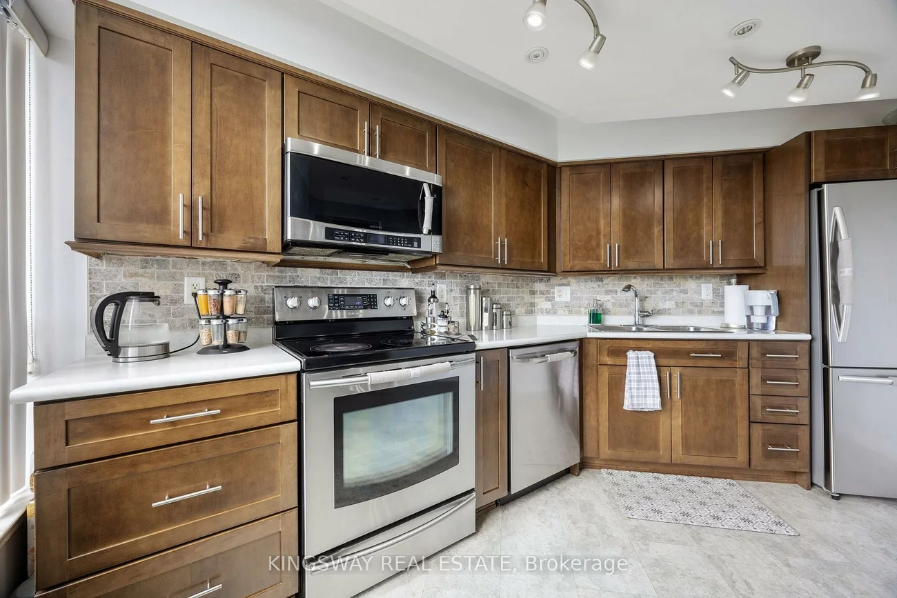 12, Laurelcrest, Queen Street Corridor, Brampton