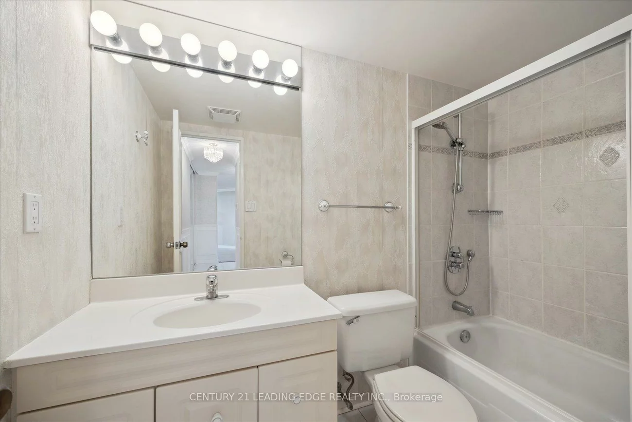 7811, Yonge, Thornhill, Markham