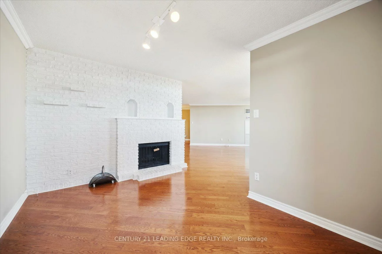 7811, Yonge, Thornhill, Markham
