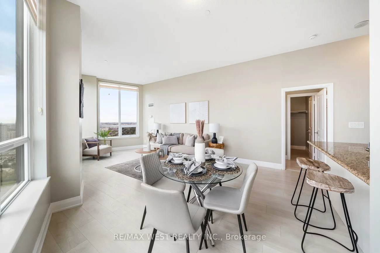 7161, YONGE, Thornhill, Markham