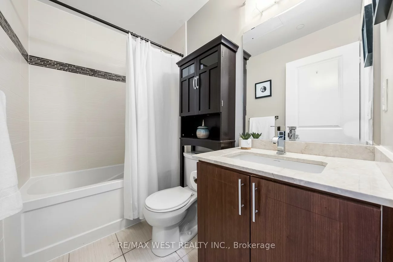 7161, YONGE, Thornhill, Markham