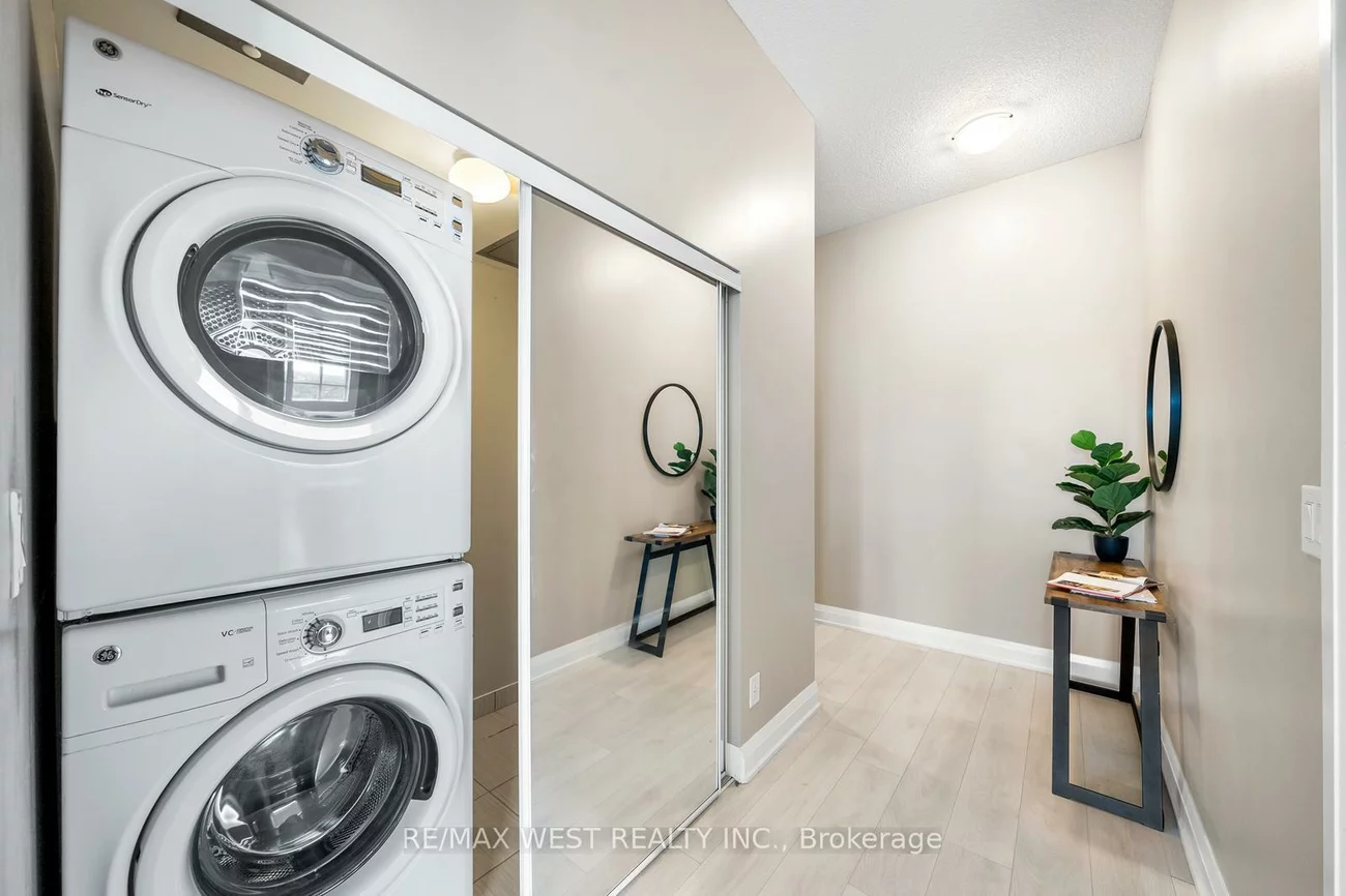 7161, YONGE, Thornhill, Markham