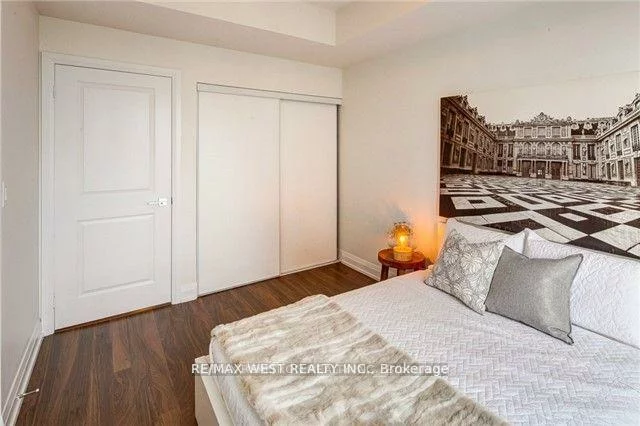 7161, Yonge, Thornhill, Markham