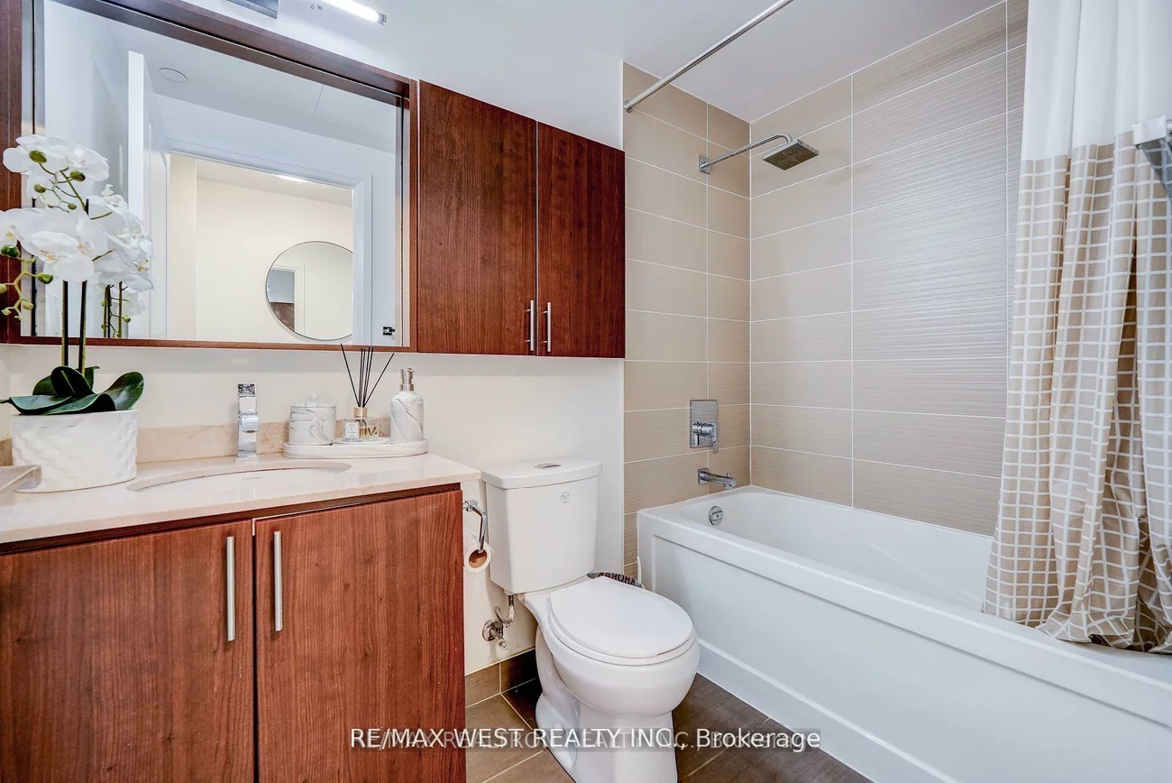 7161, Yonge, Thornhill, Markham