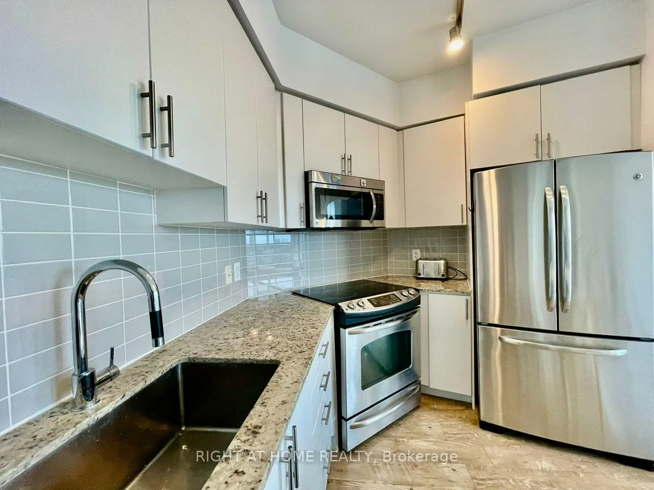 7161, Yonge, Grandview, Markham
