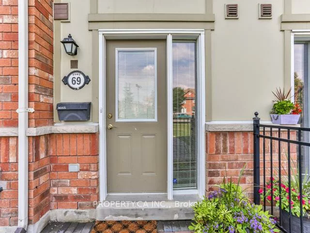 2285, Bur Oak, Greensborough, Markham