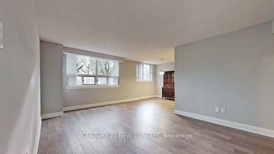 7451, Yonge, Thornhill, Markham