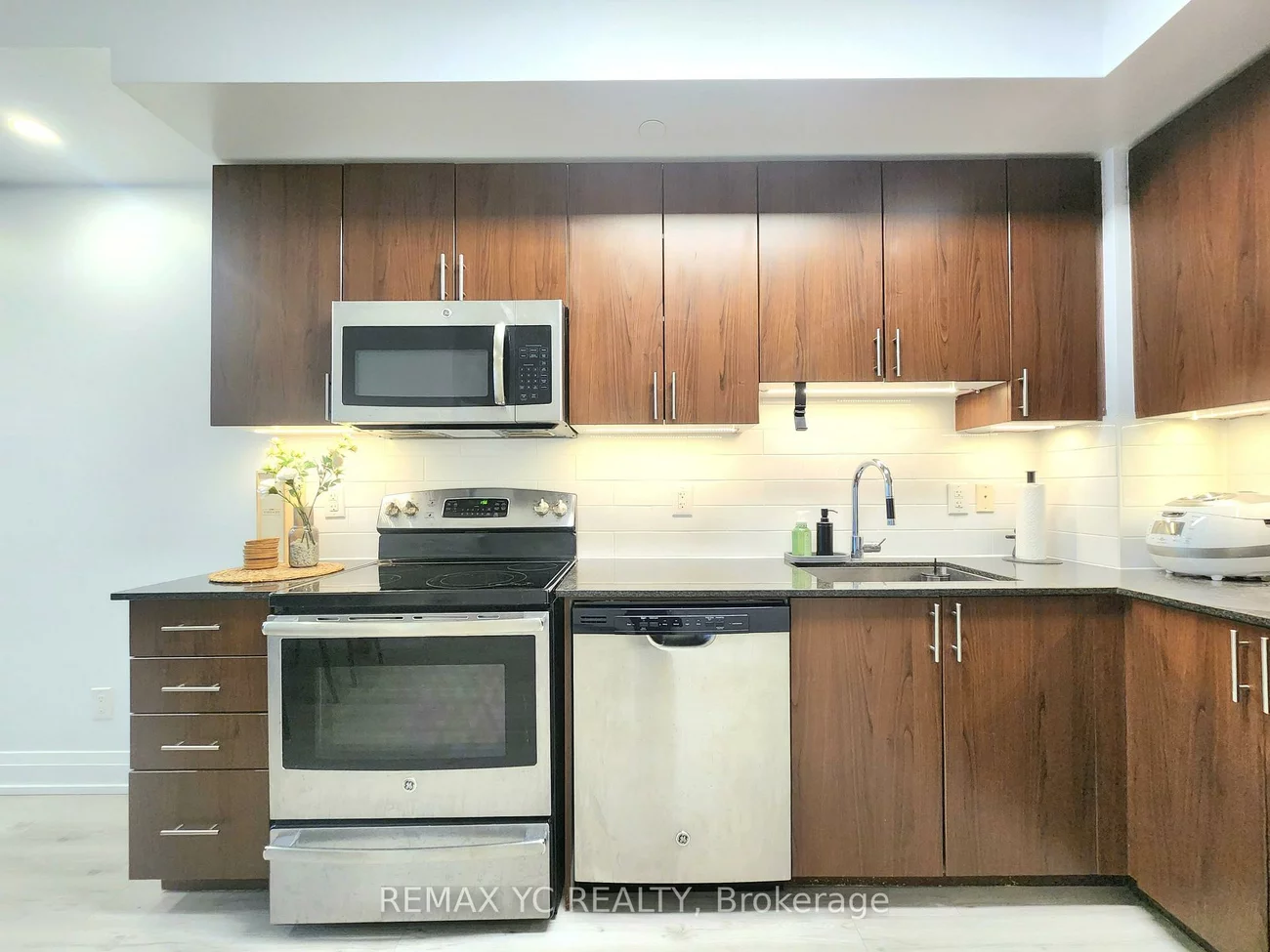 7165, Yonge, Grandview, Markham