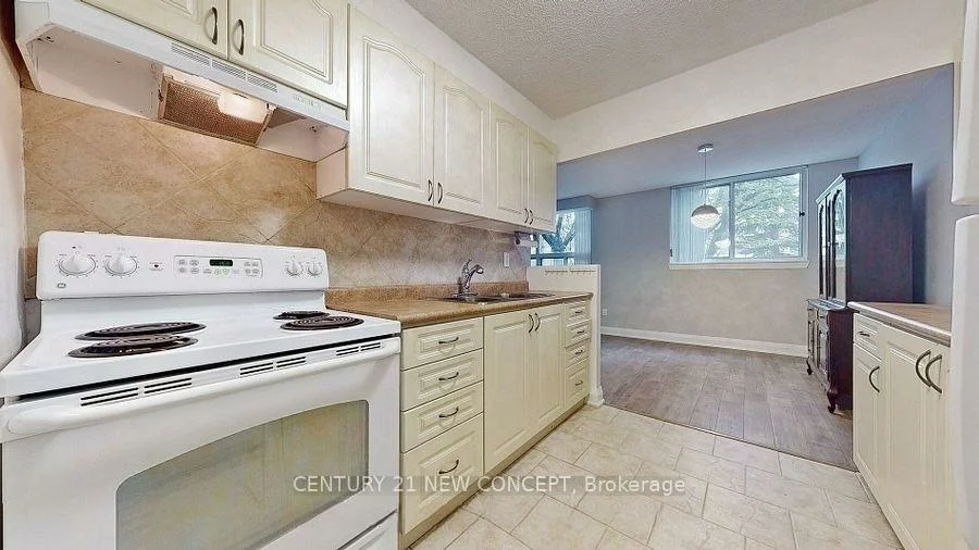 7451, Yonge, Thornhill, Markham