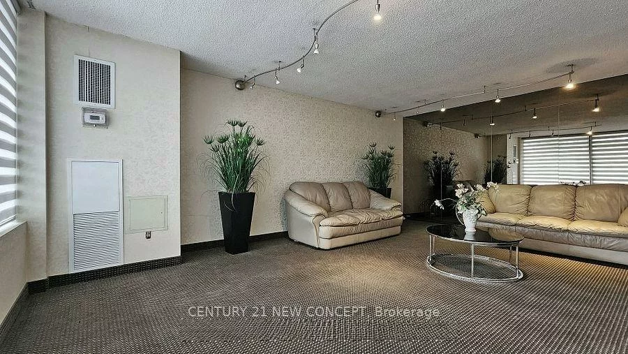 7451, Yonge, Thornhill, Markham