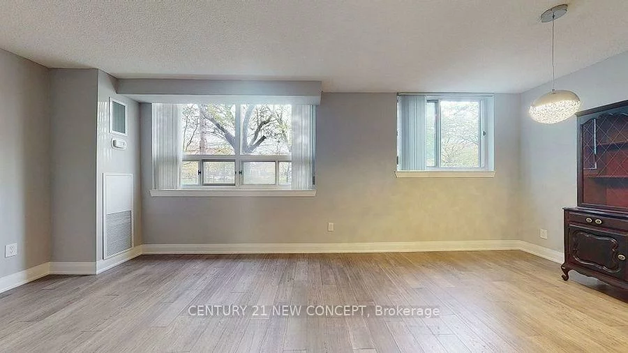 7451, Yonge, Thornhill, Markham
