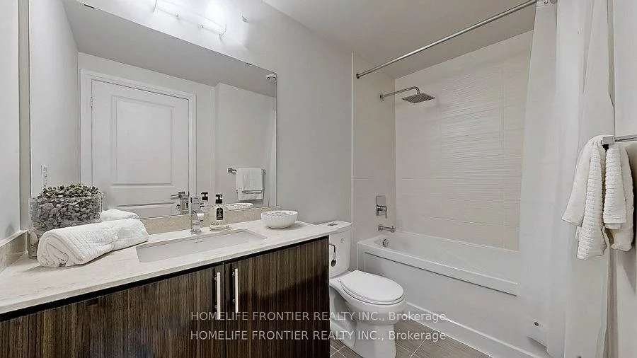 7161, YONGE, Thornhill, Markham