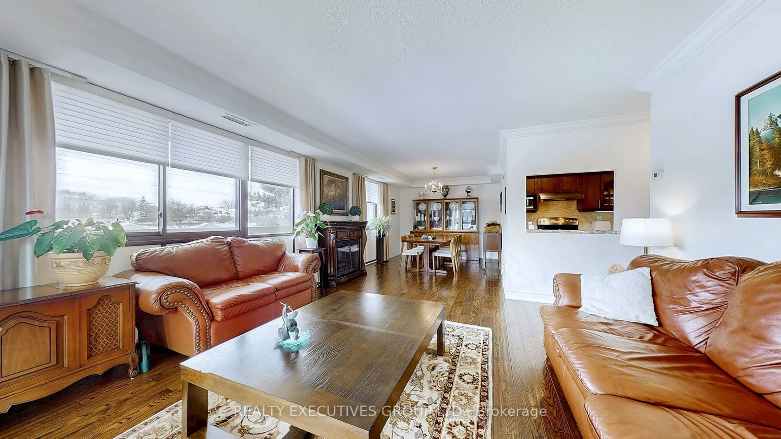8111, Yonge, Royal Orchard, Markham