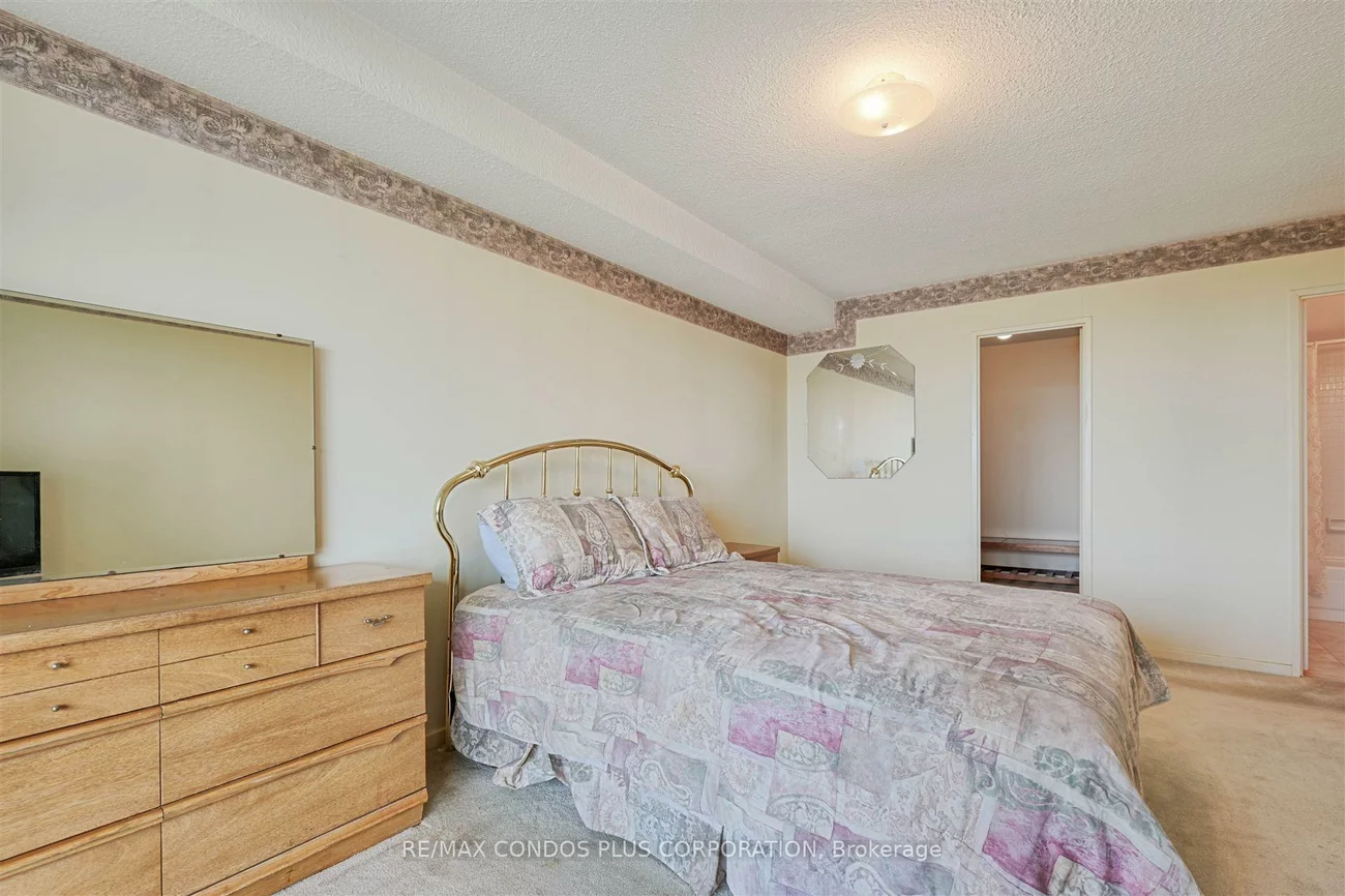 8111, Yonge, Royal Orchard, Markham