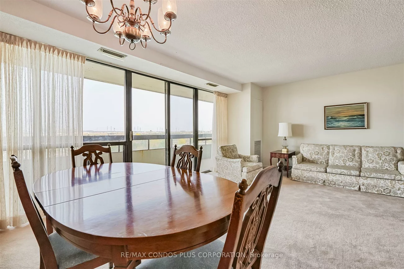 8111, Yonge, Royal Orchard, Markham