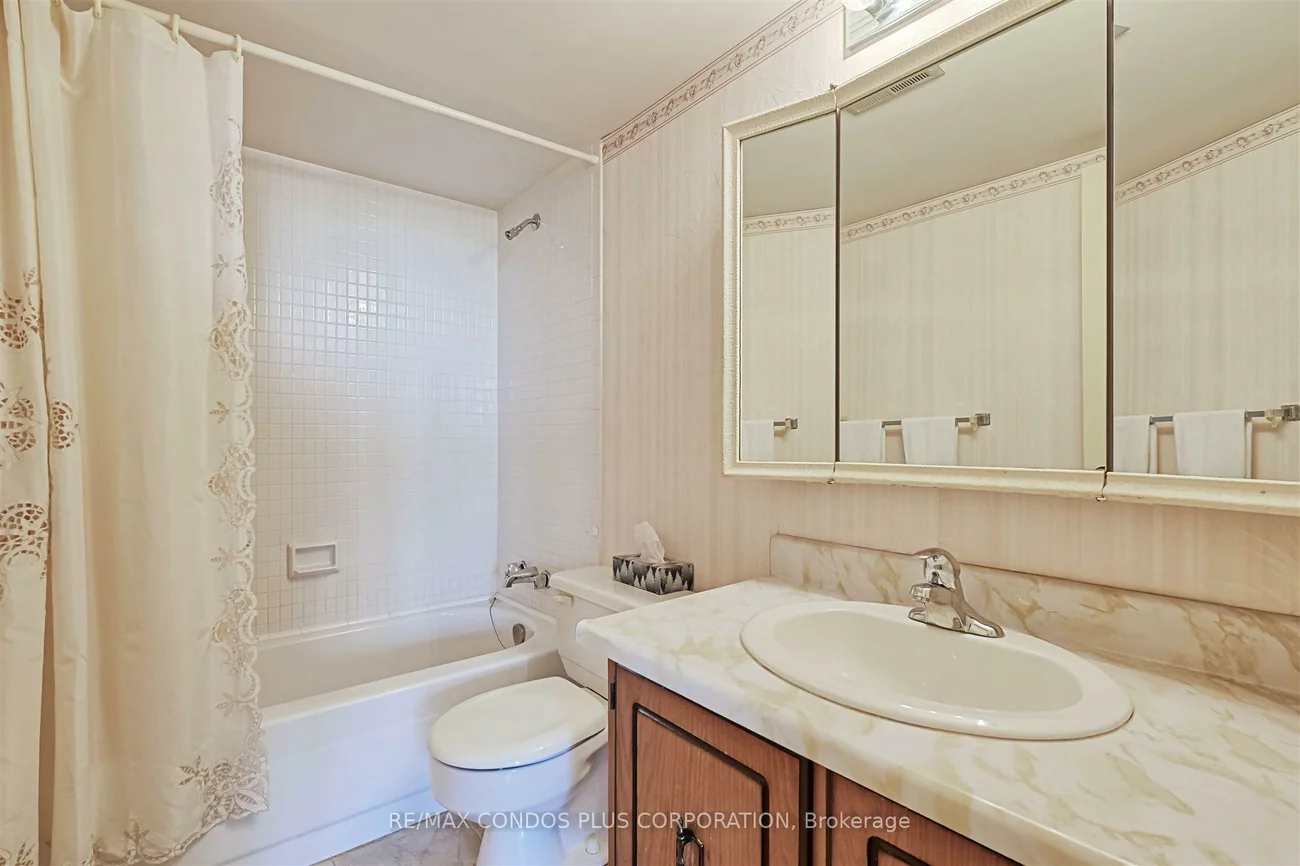8111, Yonge, Royal Orchard, Markham