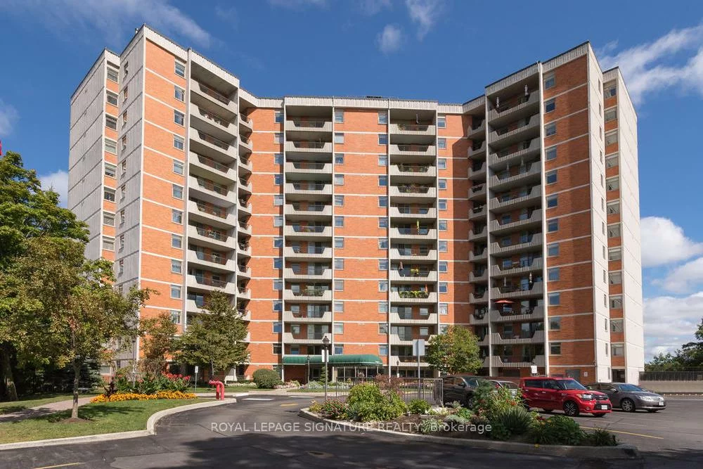 7811, Yonge, Thornhill, Markham