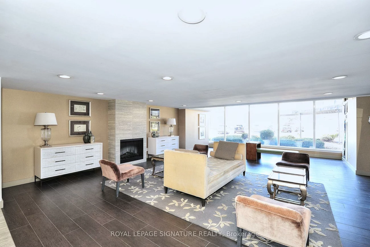 7811, Yonge, Thornhill, Markham