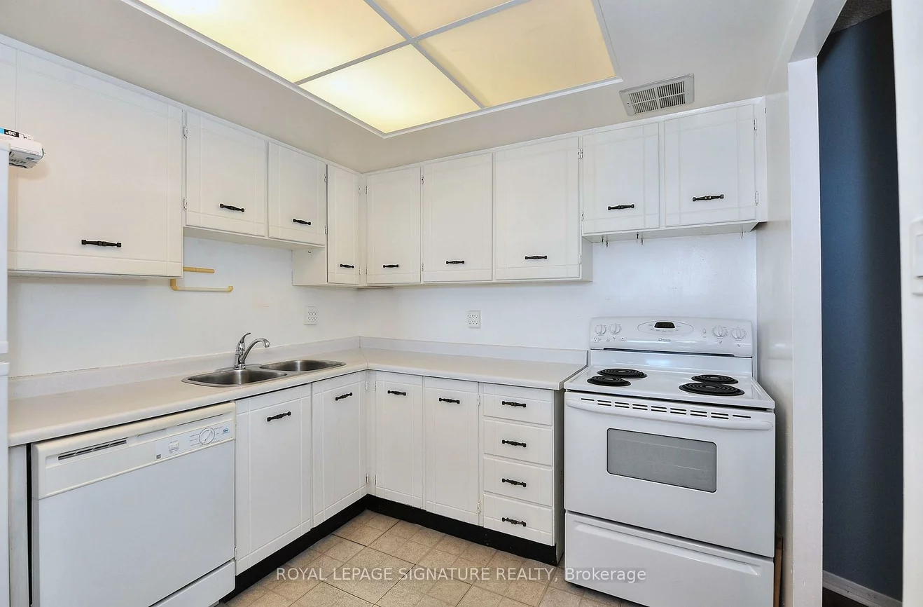 7811, Yonge, Thornhill, Markham