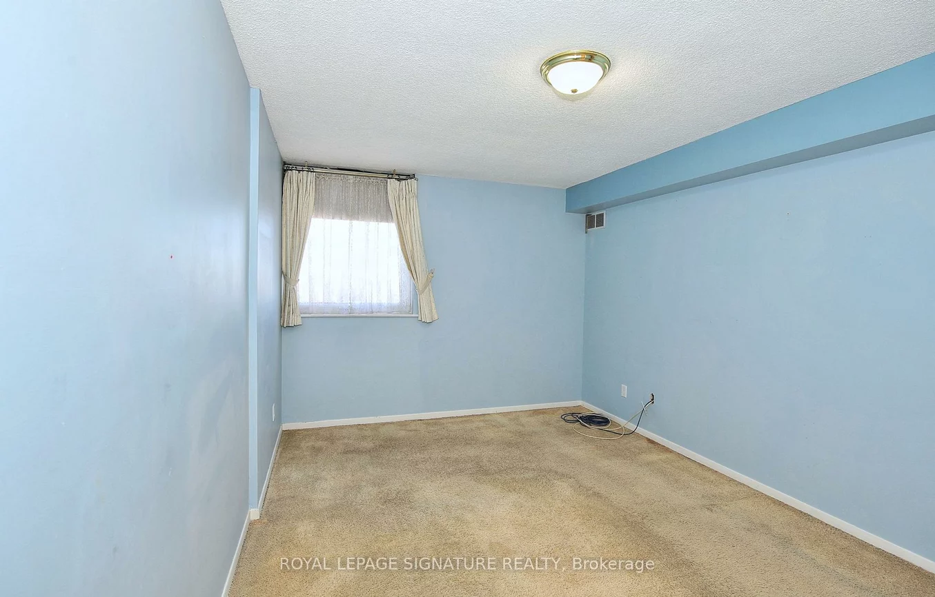 7811, Yonge, Thornhill, Markham