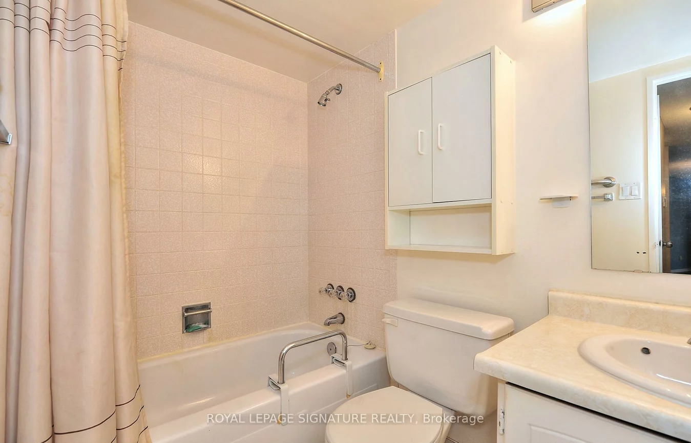 7811, Yonge, Thornhill, Markham