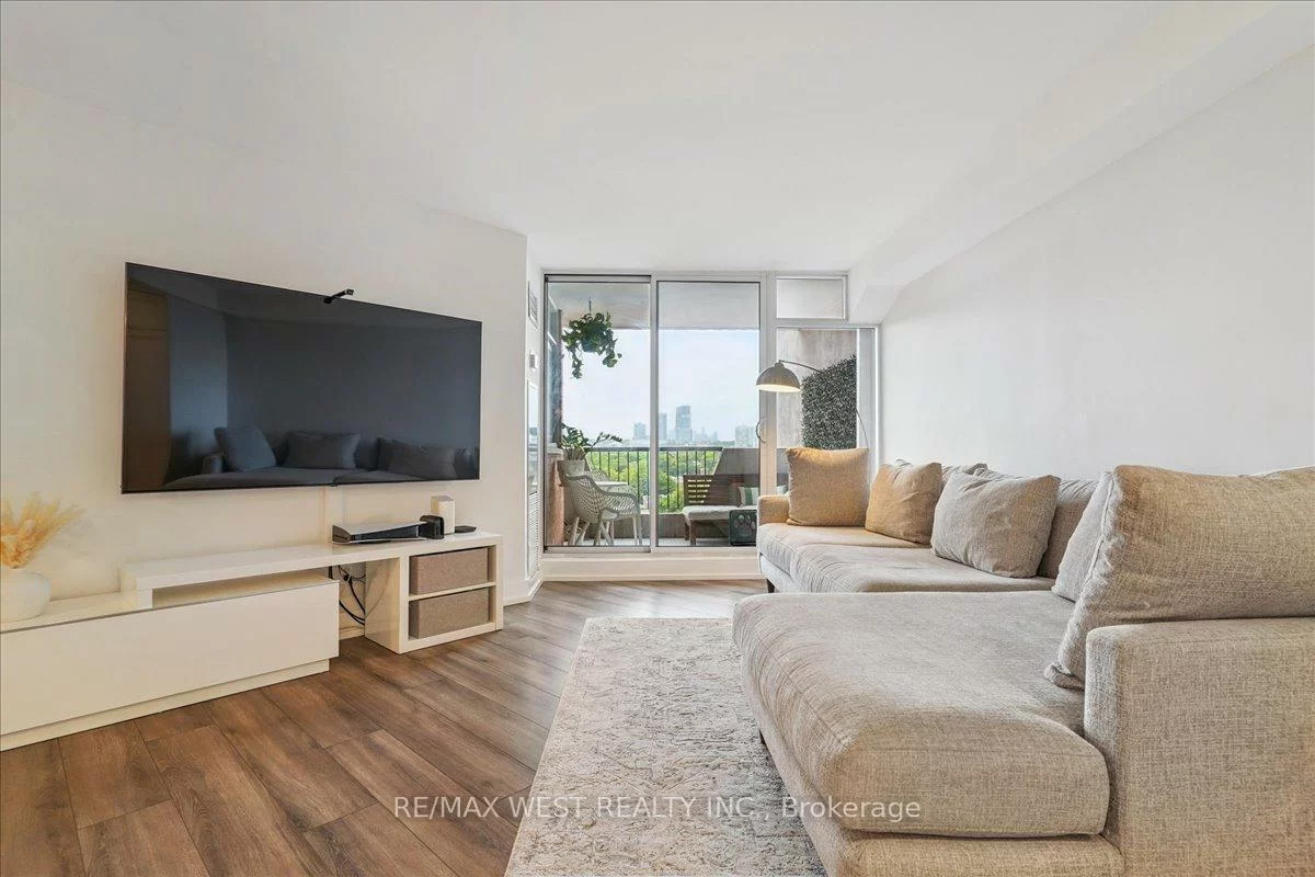 7811, Yonge, Thornhill, Markham