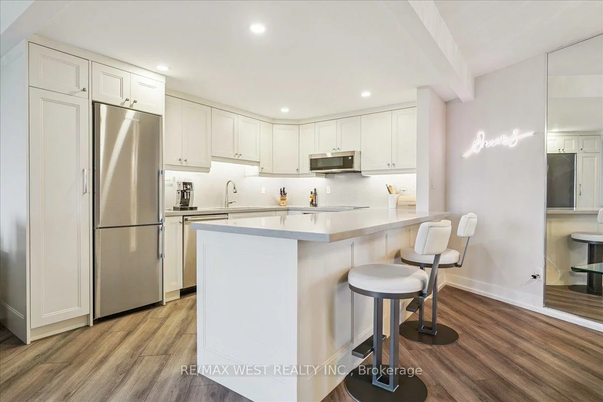 7811, Yonge, Thornhill, Markham