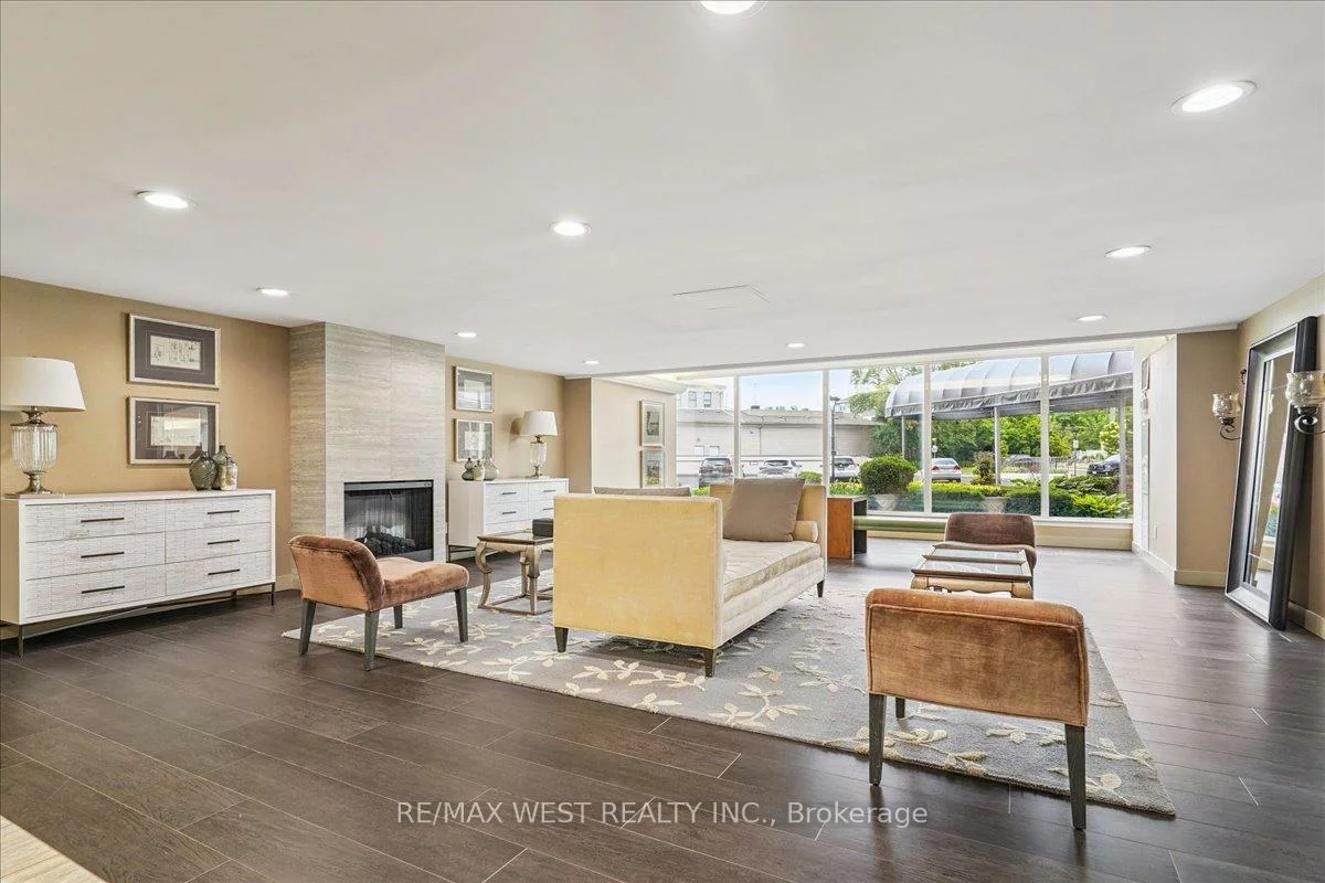 7811, Yonge, Thornhill, Markham