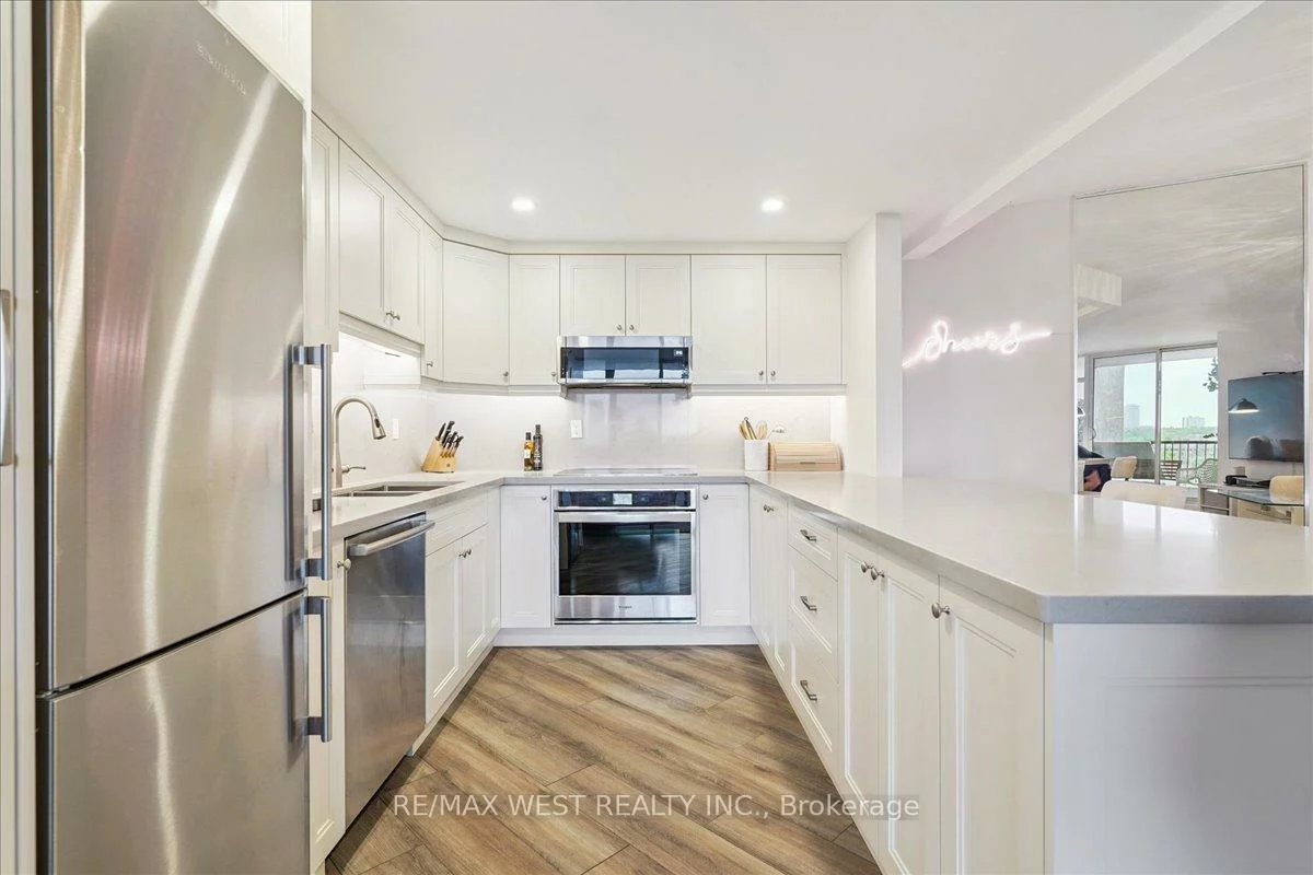 7811, Yonge, Thornhill, Markham