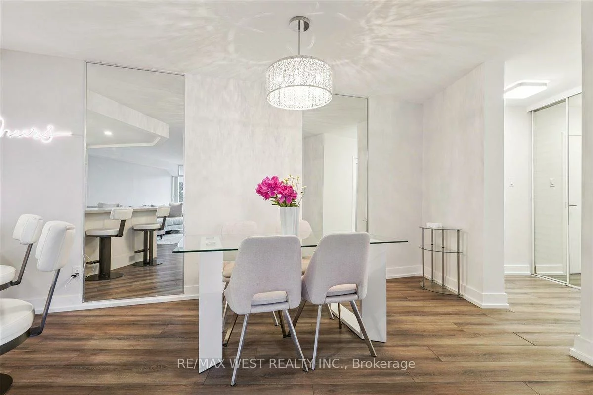7811, Yonge, Thornhill, Markham
