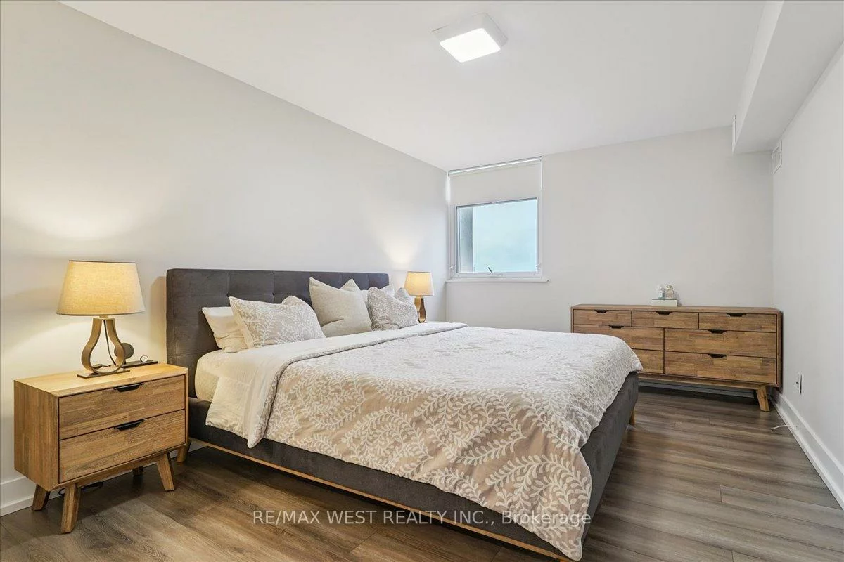 7811, Yonge, Thornhill, Markham