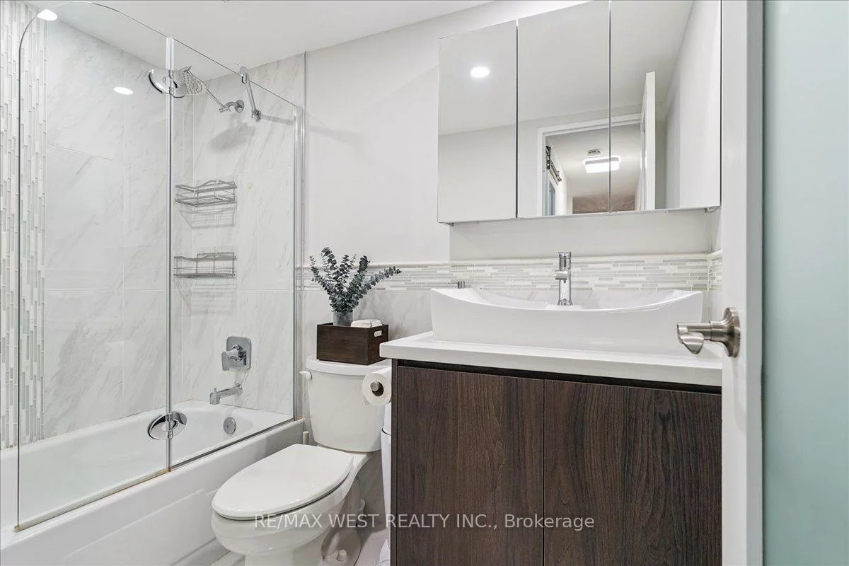 7811, Yonge, Thornhill, Markham