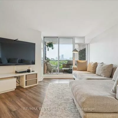 7811, Yonge, Thornhill, Markham
