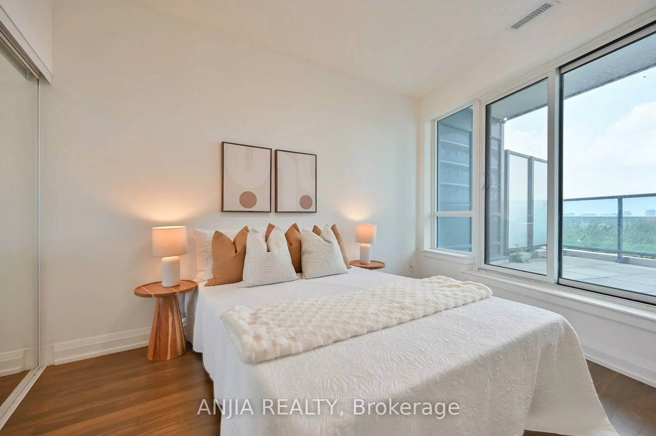 7161, Yonge, Thornhill, Markham