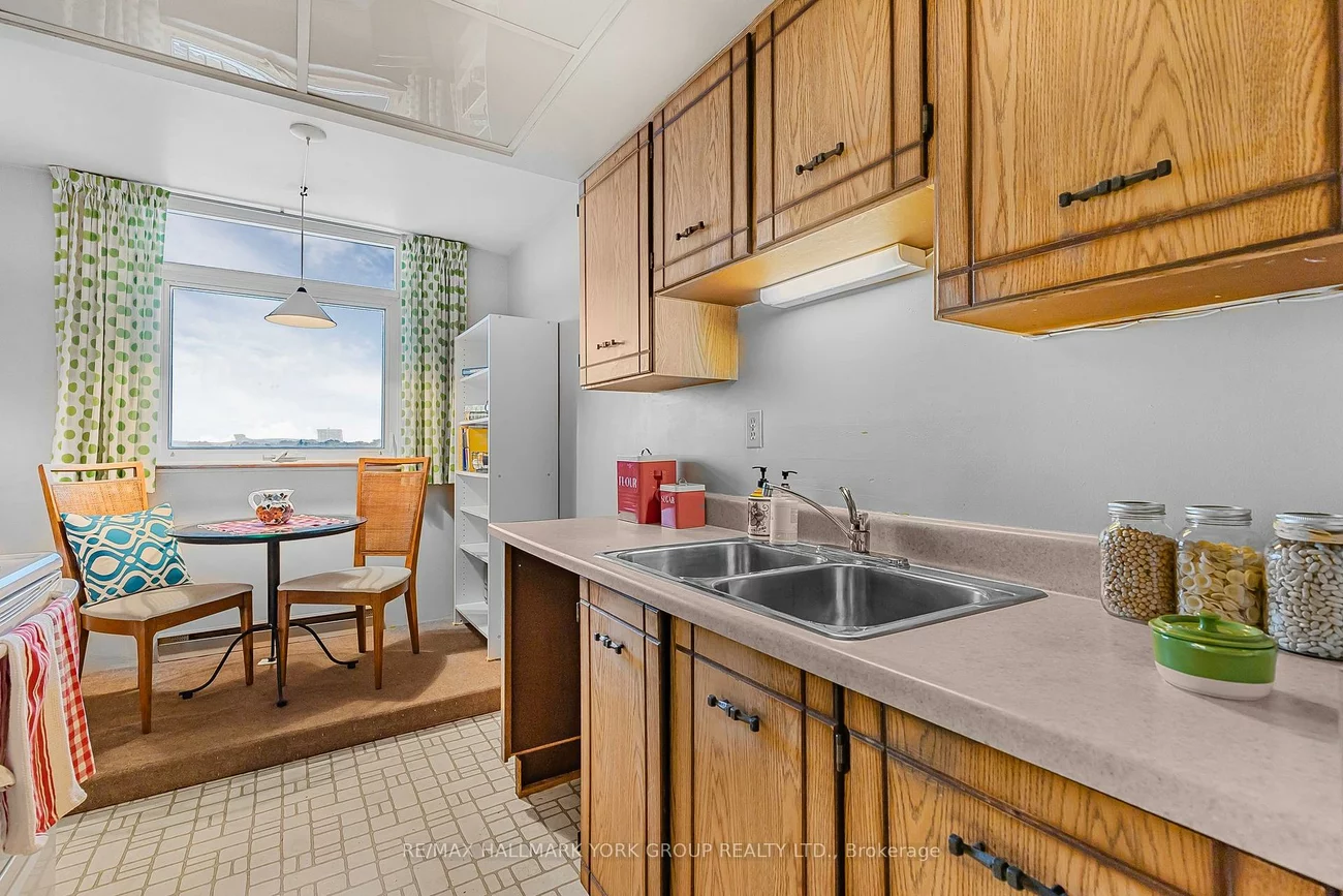 7811, Yonge, Thornhill, Markham