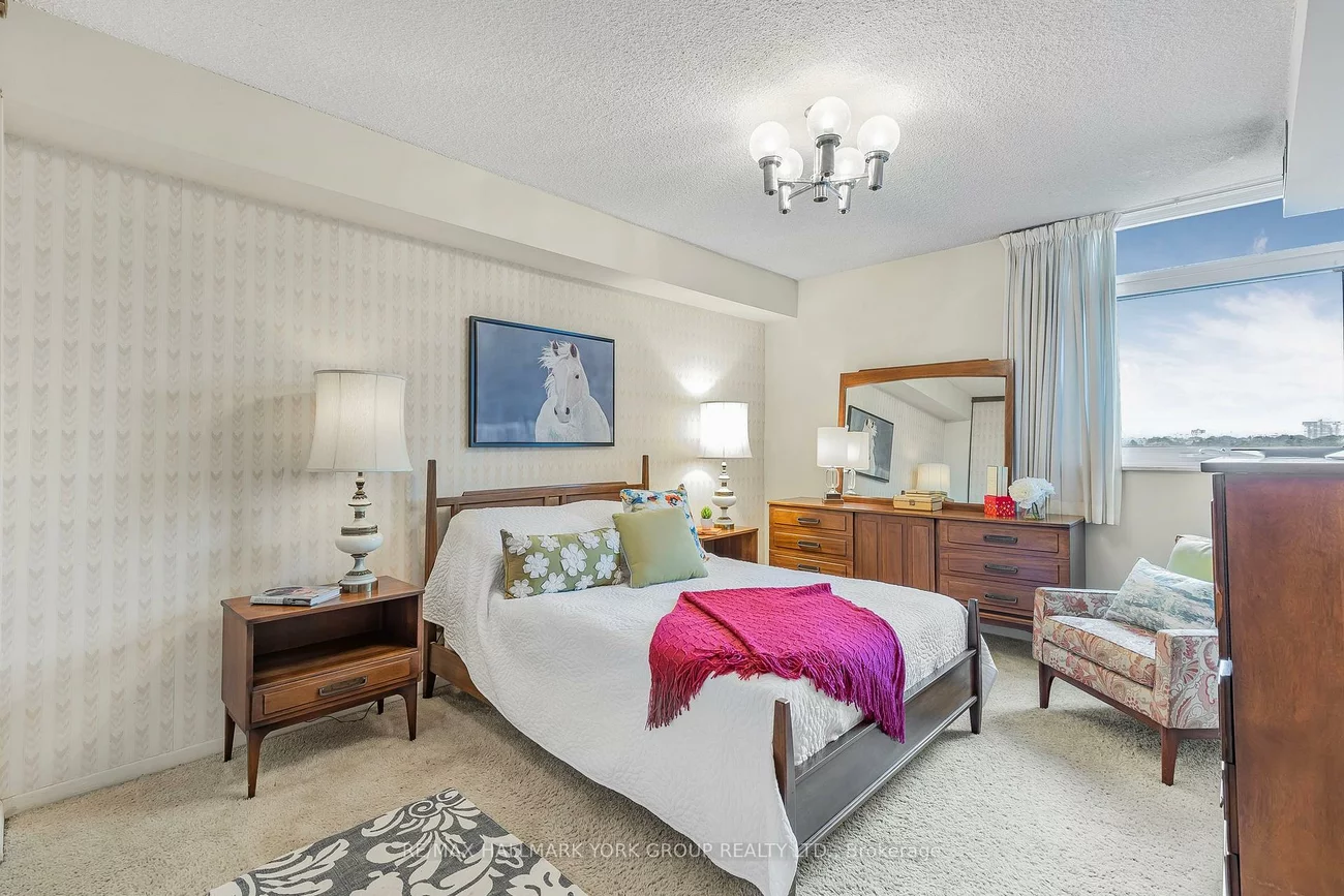 7811, Yonge, Thornhill, Markham