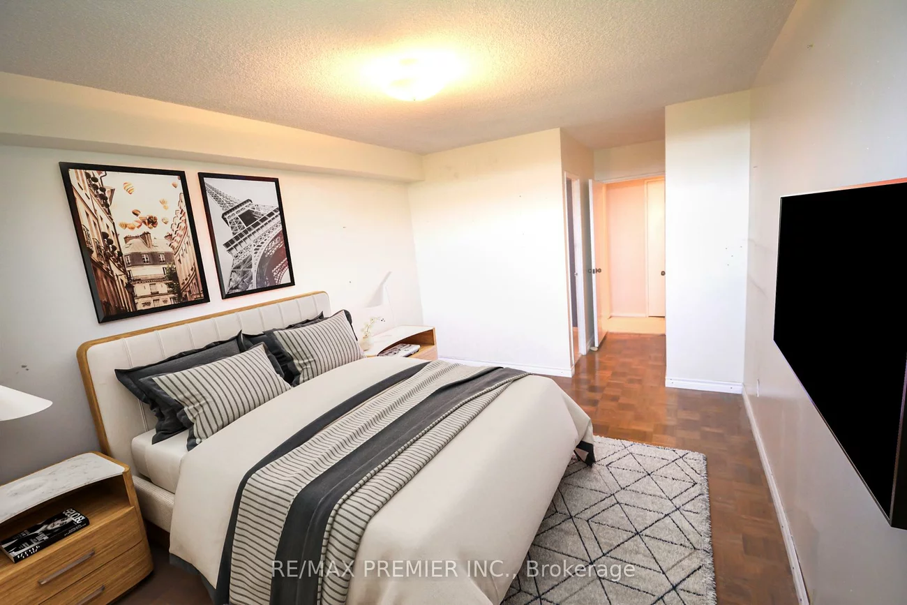 7811, Yonge, Thornhill, Markham