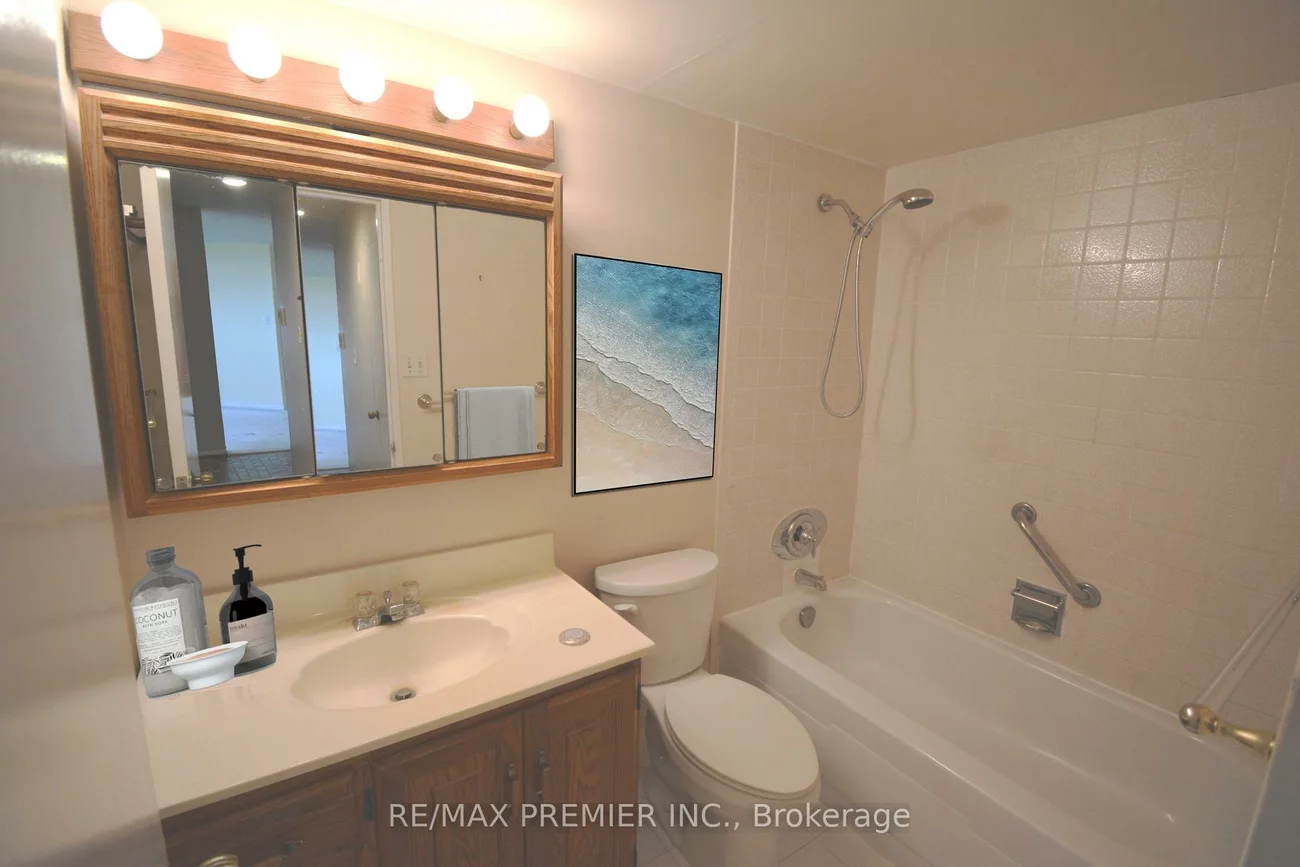 7811, Yonge, Thornhill, Markham