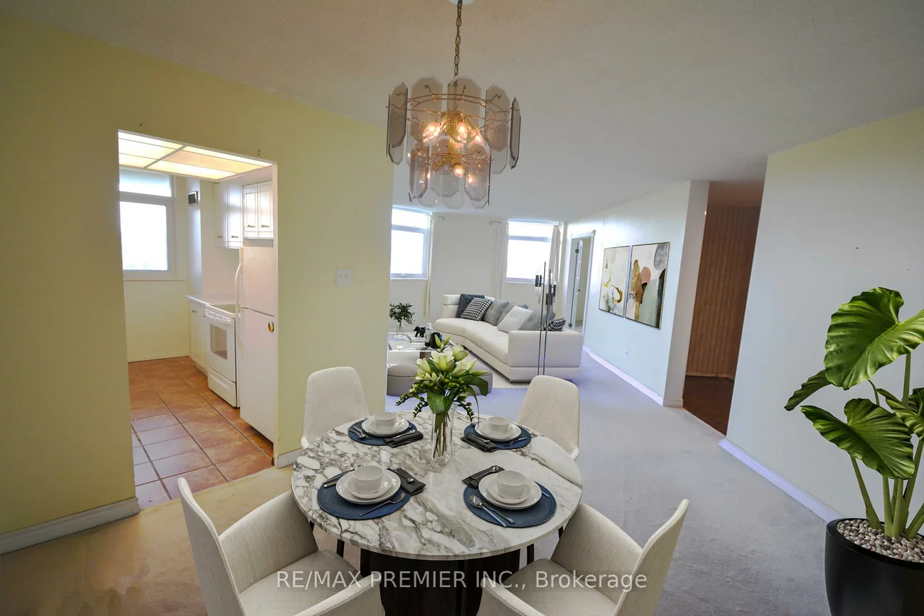 7811, Yonge, Thornhill, Markham